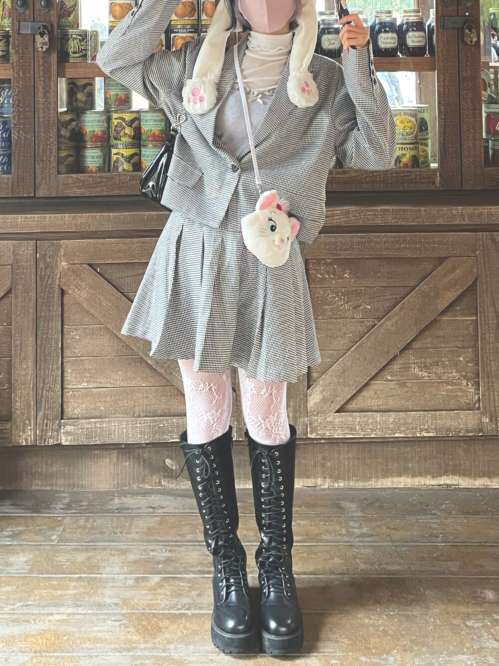 「ディズニーコーデ、マリーちゃんコーデ、セットアップ、ロングブーツ、レイヤードスタイル、ガーリー」｜「GRLのタートルネックメロウシアートップス（Tシャツ/カットソー、ホワイト系）」を使った、ルナ☽さん（レディース・156cm）の冬コーディネートの2枚目の写真