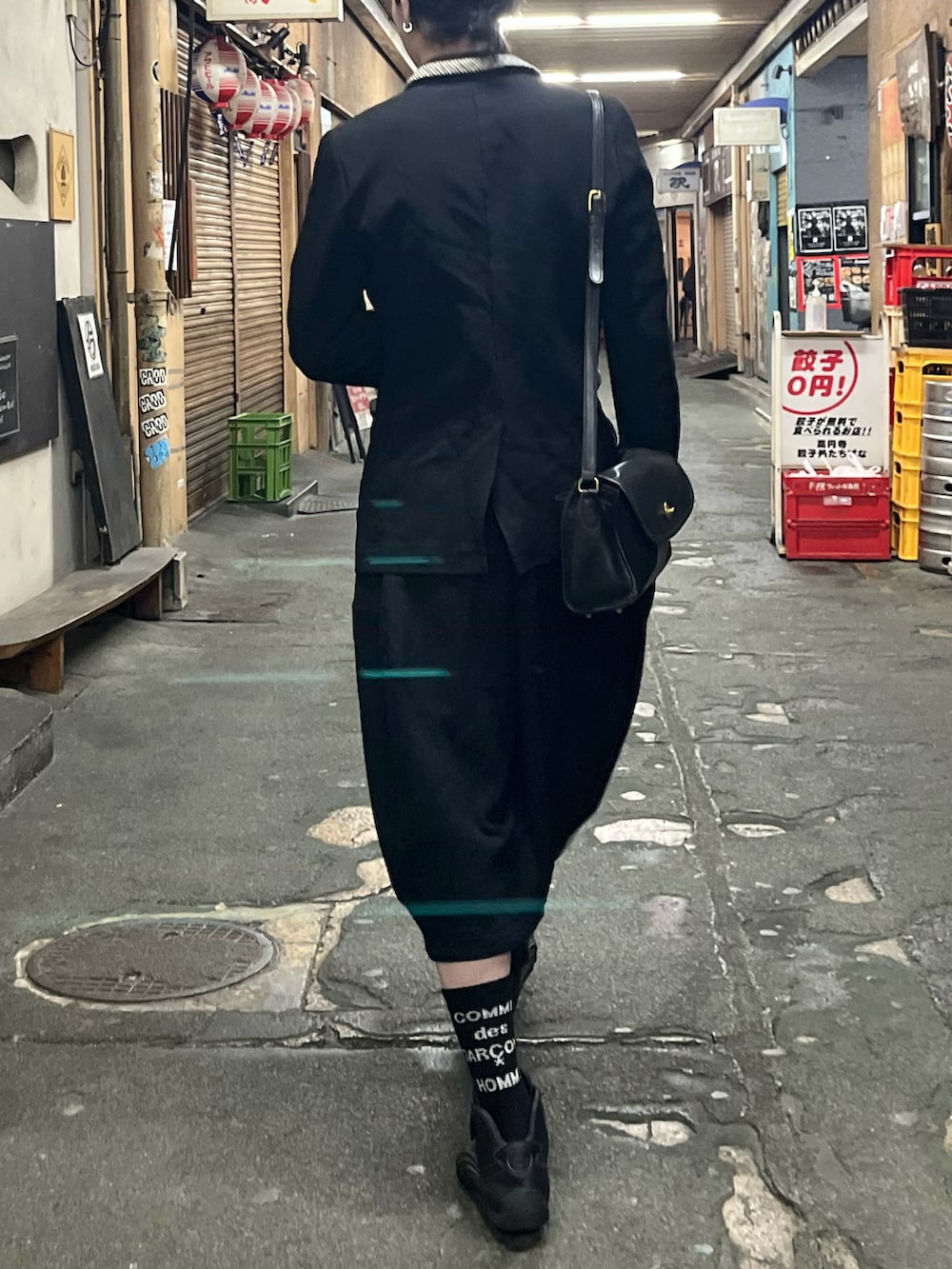 ブラック系のジャケット/アウター、ブラック系のその他パンツ、ブラック系のスニーカーを着用したメンズの秋コーディネートの2枚目の写真