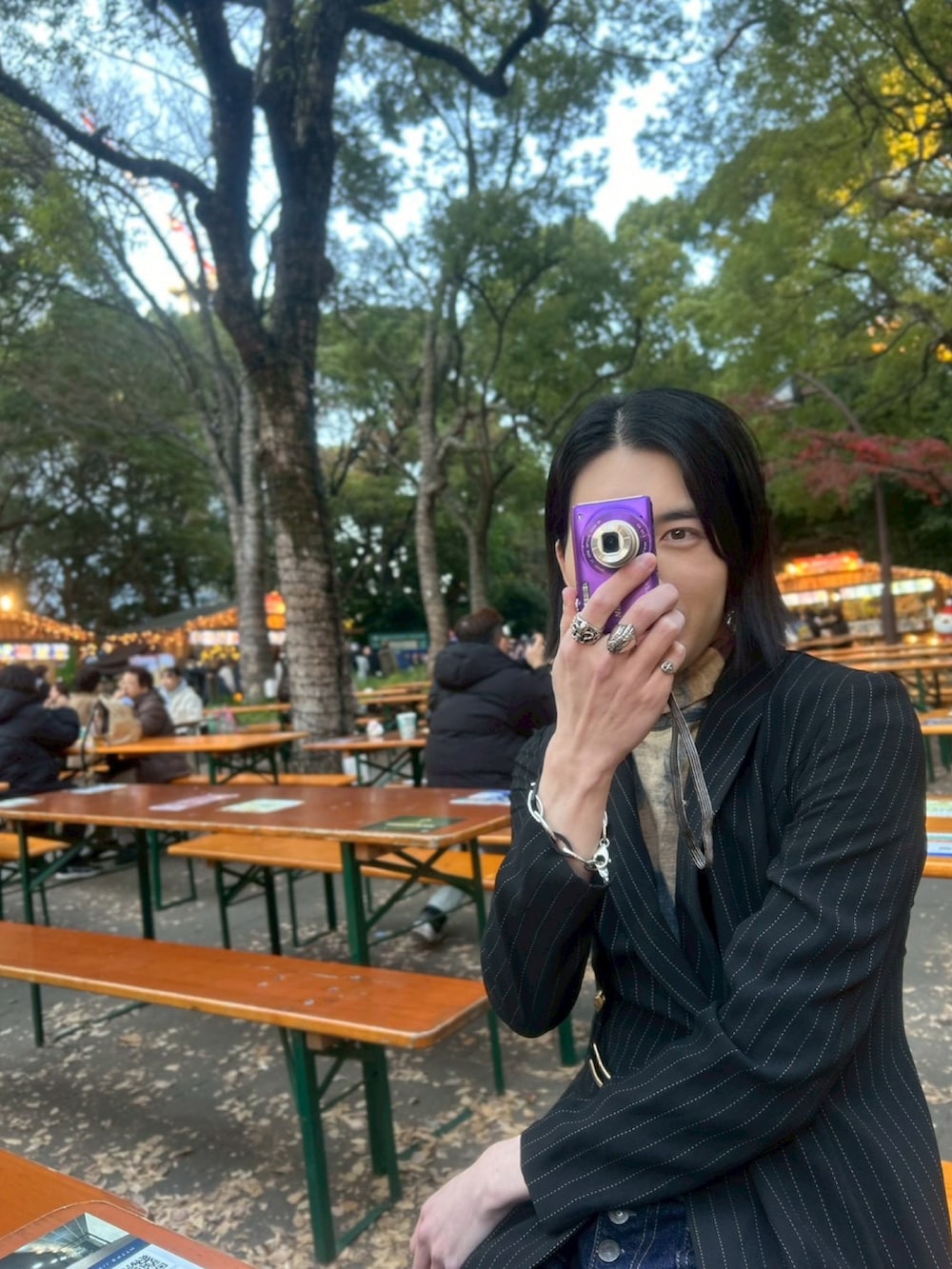 ベージュ系のTシャツ/カットソー、ブラック系のショルダーバッグ、ブラック系のスニーカーを着用したメンズの冬コーディネートの2枚目の写真