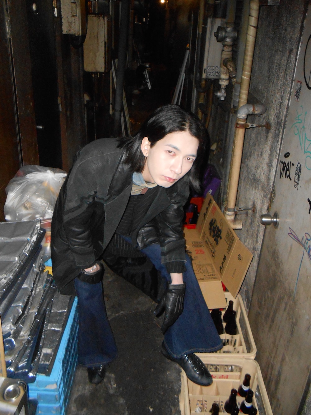 ベージュ系のTシャツ/カットソー、ブラック系のショルダーバッグ、ブラック系のスニーカーを着用したメンズの冬コーディネートの3枚目の写真