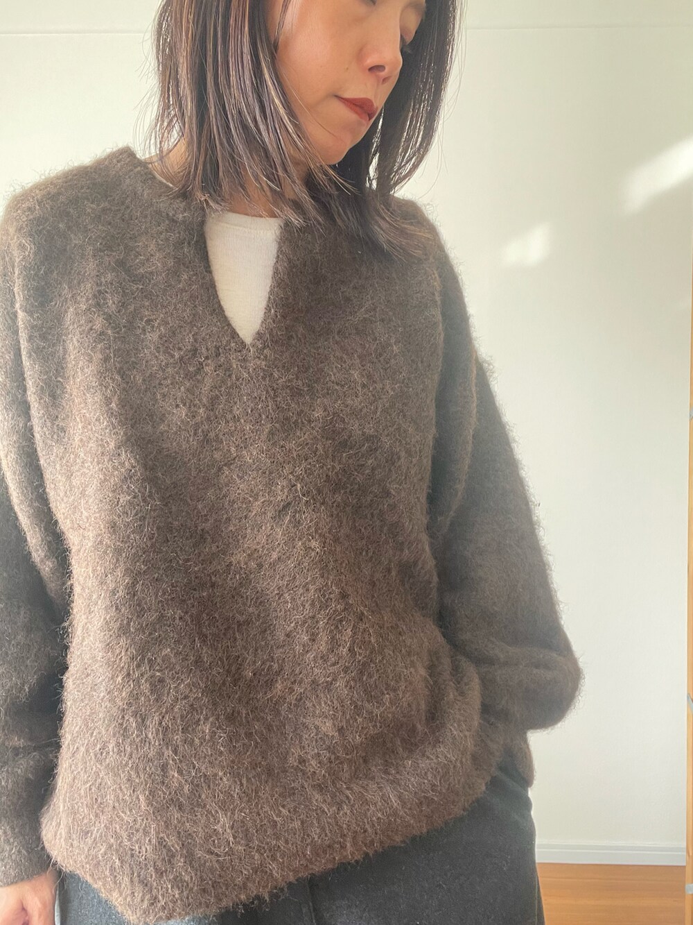 グレー系のその他パンツ、ブラウン系のニット/セーター、ブラック系のブーツを着用したレディースの秋コーディネートの3枚目の写真