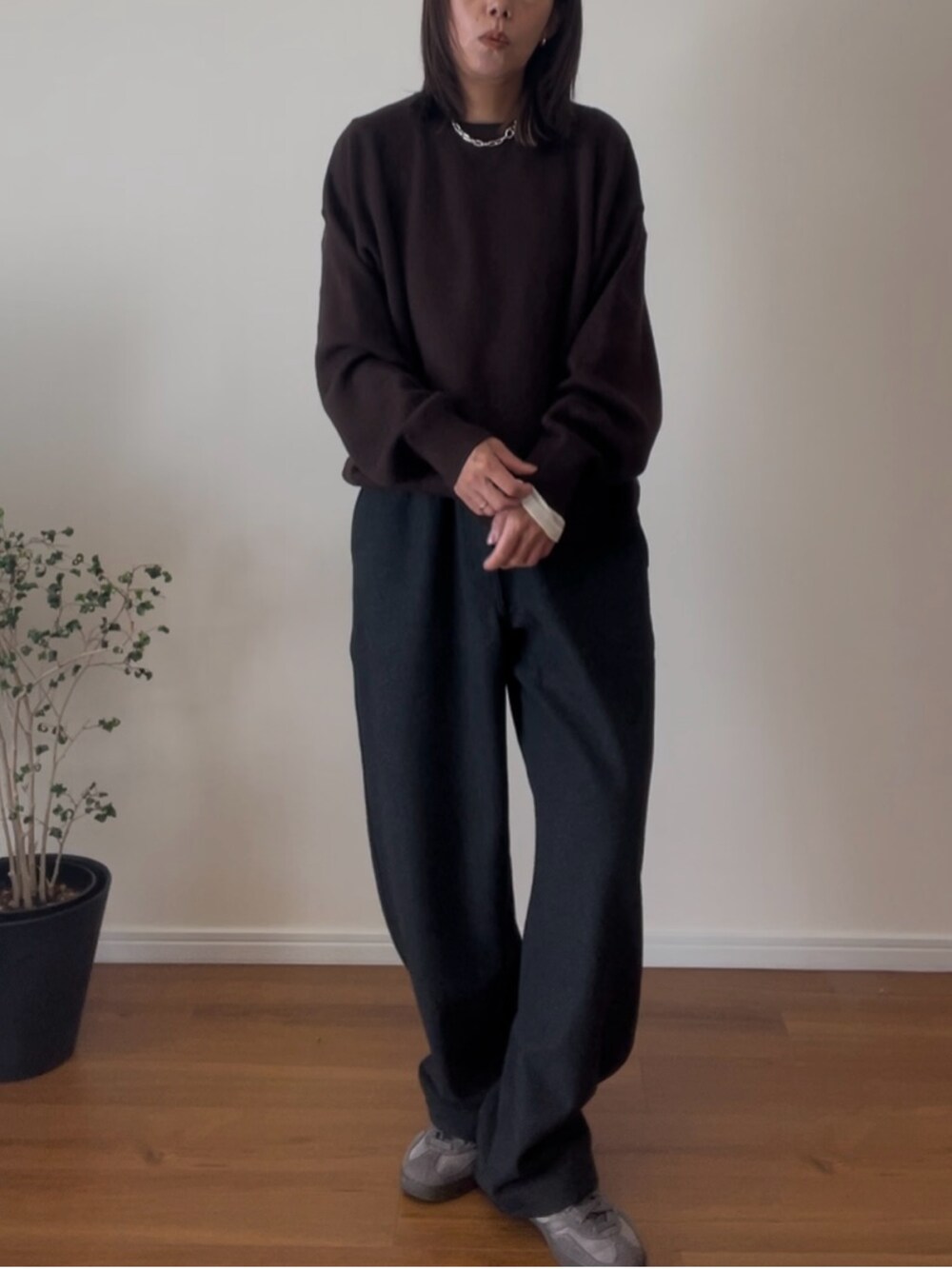 ブラウン系のニット/セーター、グレー系のスウェットパンツ、シルバー系のネックレスを着用したレディースの秋コーディネートの2枚目の写真