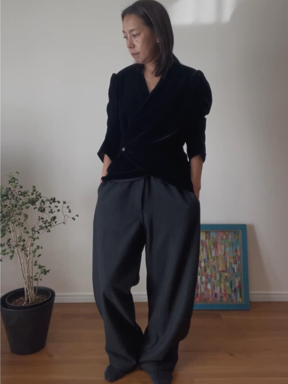 ブラック系のシャツ/ブラウス、ブラック系のショルダーバッグ、グレー系のスウェットパンツを着用したレディースの秋コーディネートの2枚目の写真