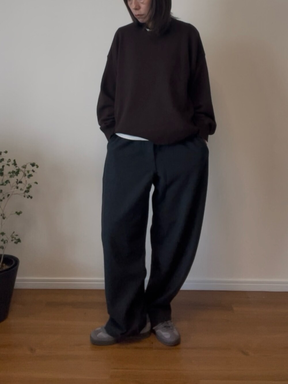 ブラウン系のニット/セーター、グレー系のスウェットパンツ、シルバー系のネックレスを着用したレディースの秋コーディネートの3枚目の写真