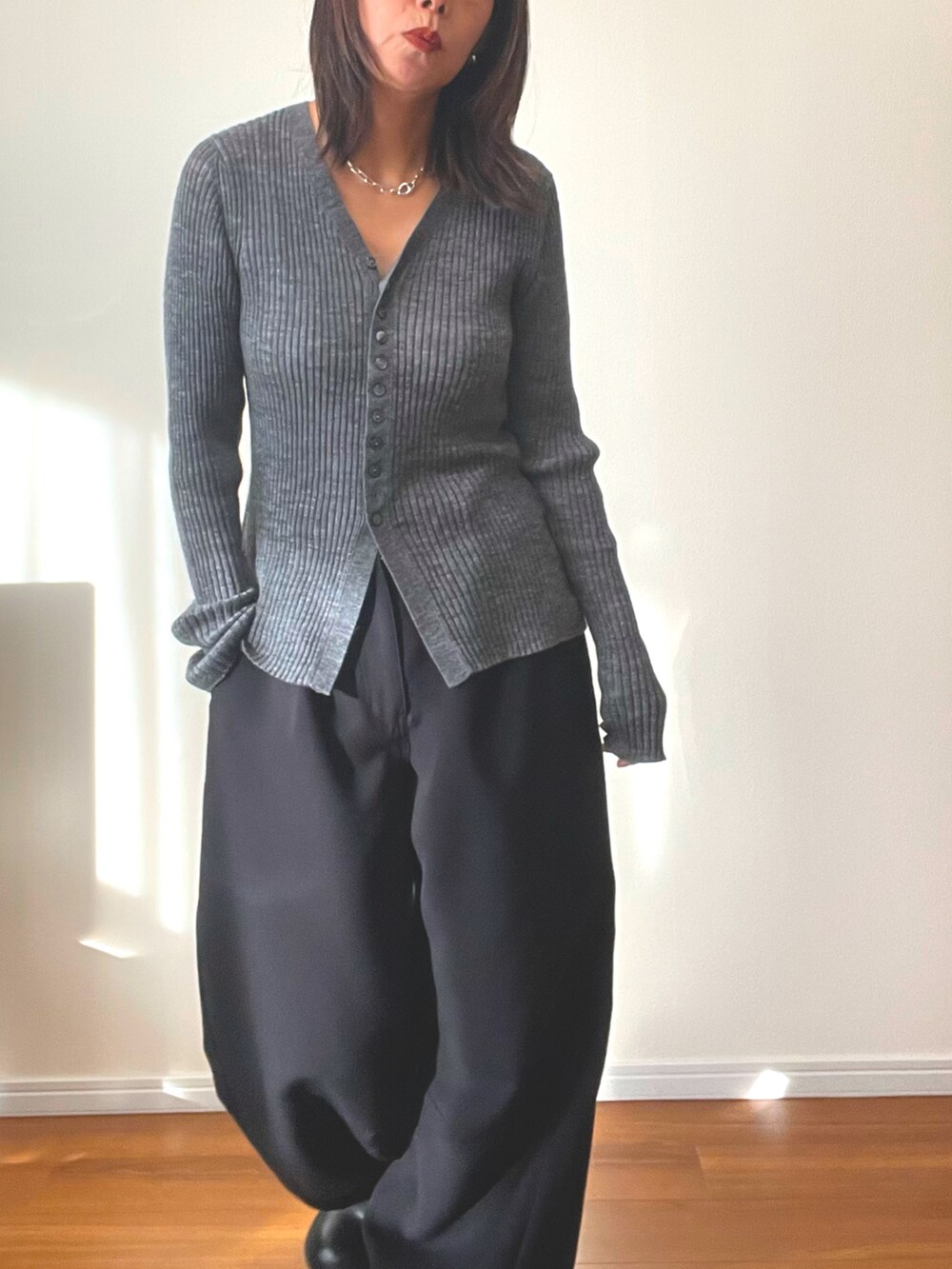 グレー系のニット/セーター、ブラック系のその他パンツ、ブラック系のその他シューズを着用したレディースの秋コーディネートの2枚目の写真