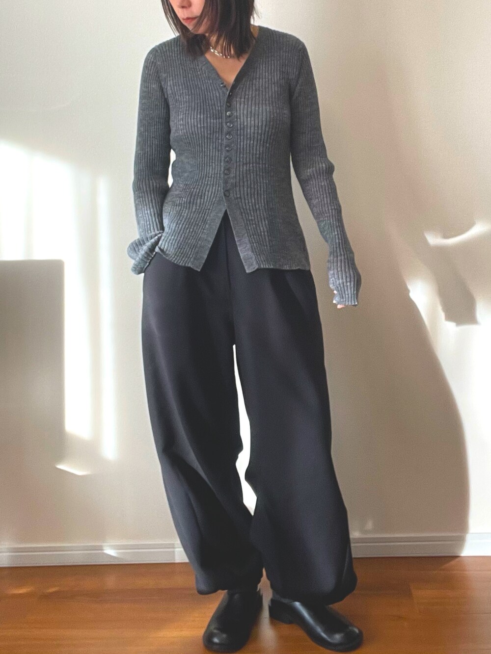 グレー系のニット/セーター、ブラック系のその他パンツ、ブラック系のその他シューズを着用したレディースの秋コーディネートの3枚目の写真
