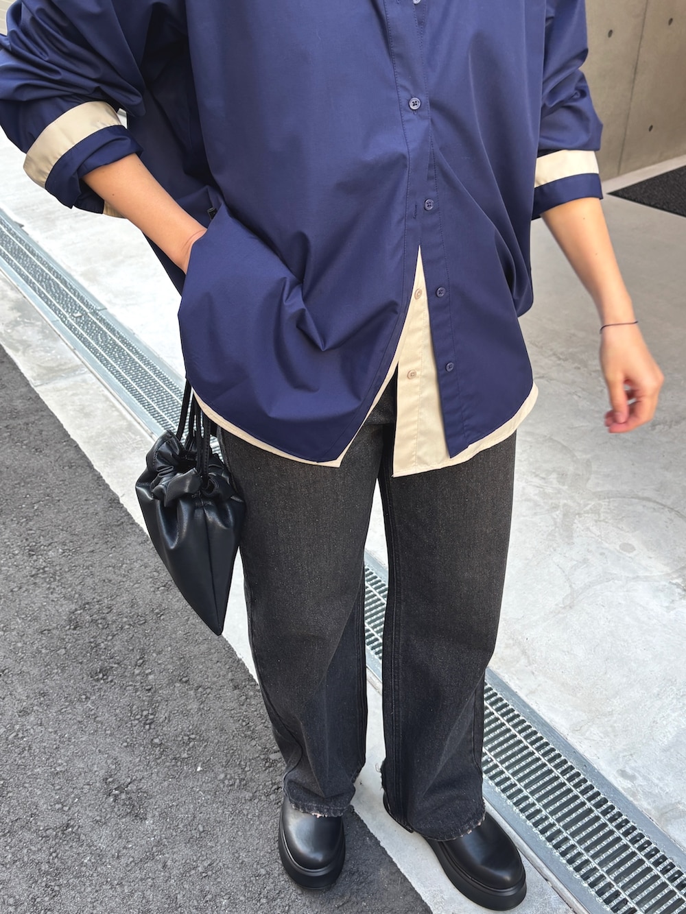 ブルー系のシャツ/ブラウス、ブラック系のデニムパンツを着用したレディースの冬コーディネートの3枚目の写真