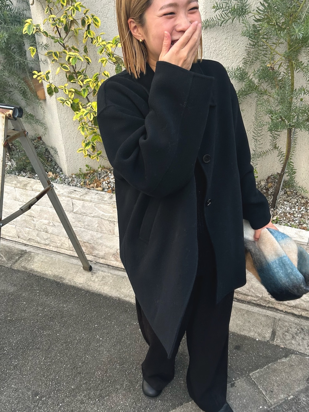 ブルー系のマフラーを着用したレディースの冬コーディネートの3枚目の写真