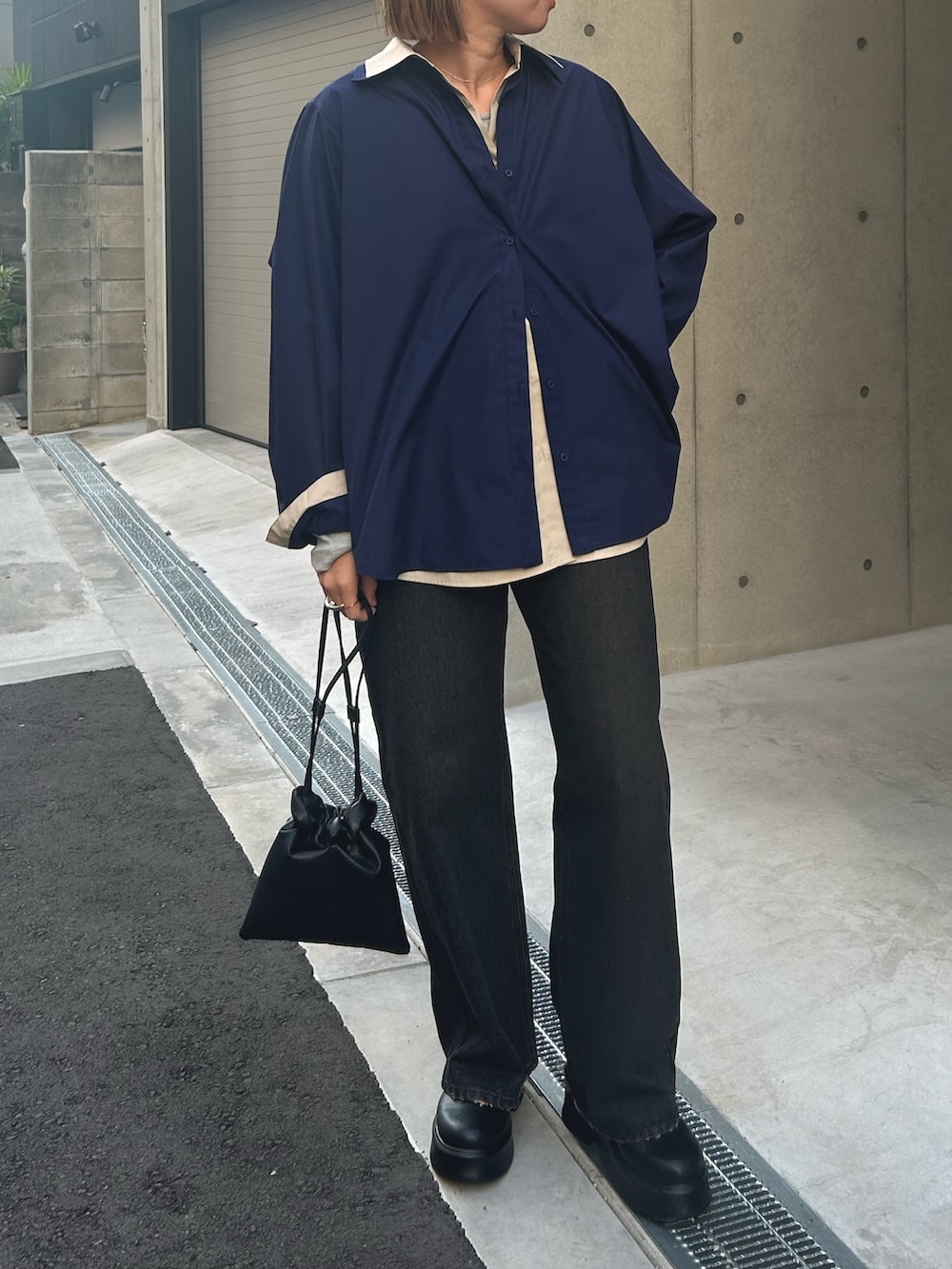 ブルー系のシャツ/ブラウス、ブラック系のデニムパンツを着用したレディースの冬コーディネートの2枚目の写真