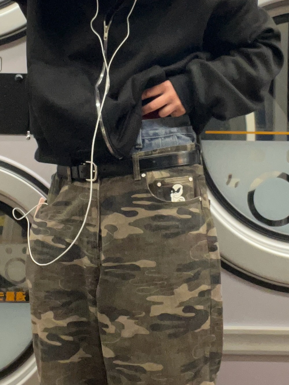 その他のデニムパンツ、ブラック系のジャケット/アウターを着用したレディースの冬コーディネートの4枚目の写真