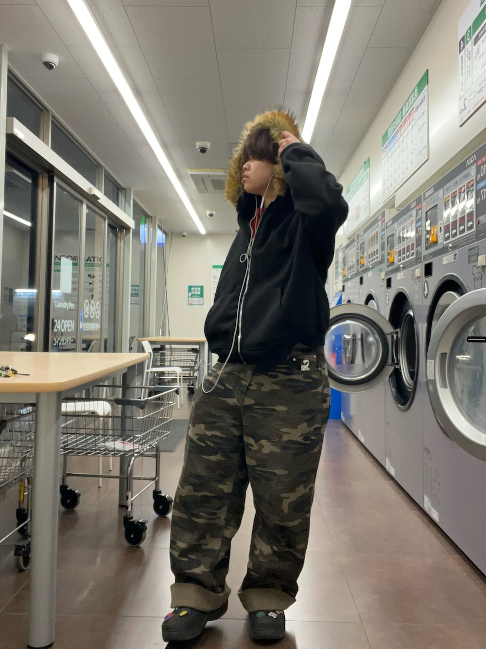 その他のデニムパンツ、ブラック系のジャケット/アウターを着用したレディースの冬コーディネートの3枚目の写真