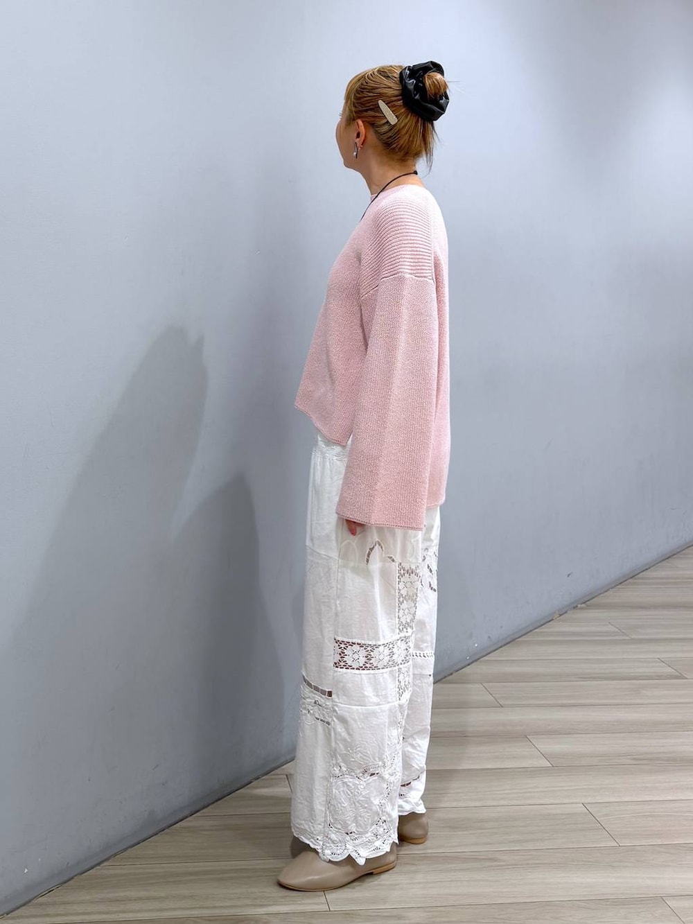 ピンク系のニット/セーターを着用したレディースの冬コーディネートの2枚目の写真