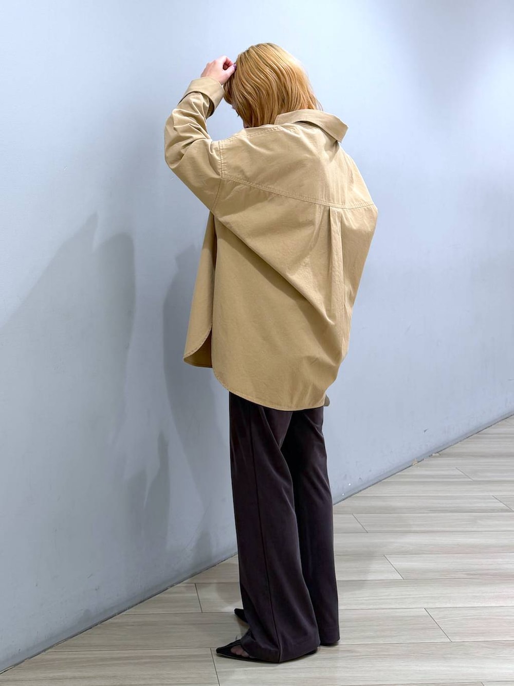 ベージュ系のシャツ/ブラウス、グレー系のその他パンツ、ブラウン系のショルダーバッグを着用したレディースの春コーディネートの2枚目の写真