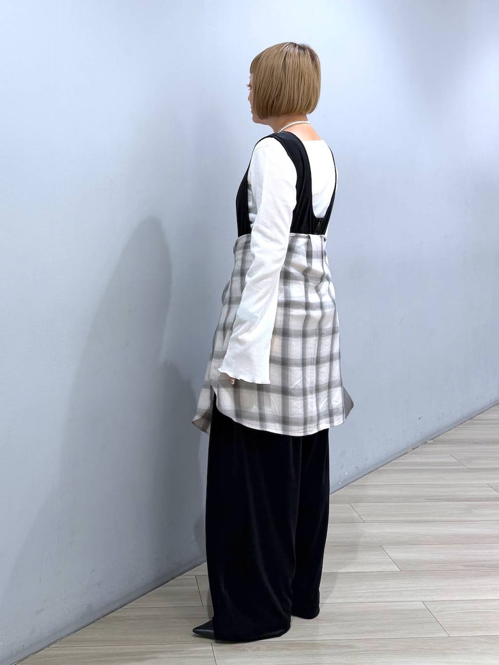 ブラック系のつなぎ/オールインワン、グレー系のシャツ/ブラウス、ホワイト系のTシャツ/カットソーを着用したレディースの秋コーディネートの2枚目の写真