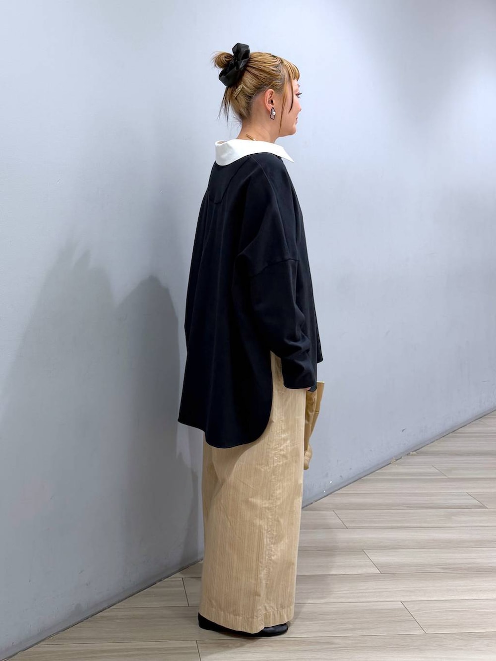 ベージュ系のトートバッグ、ブラック系のパンプス、ベージュ系のその他パンツを着用したレディースの春コーディネートの3枚目の写真