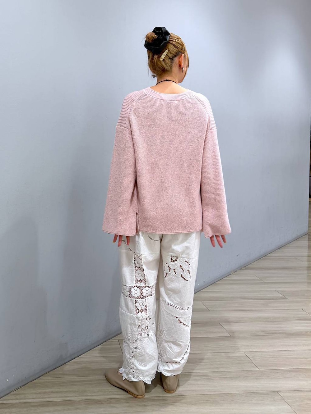 ピンク系のニット/セーターを着用したレディースの冬コーディネートの5枚目の写真