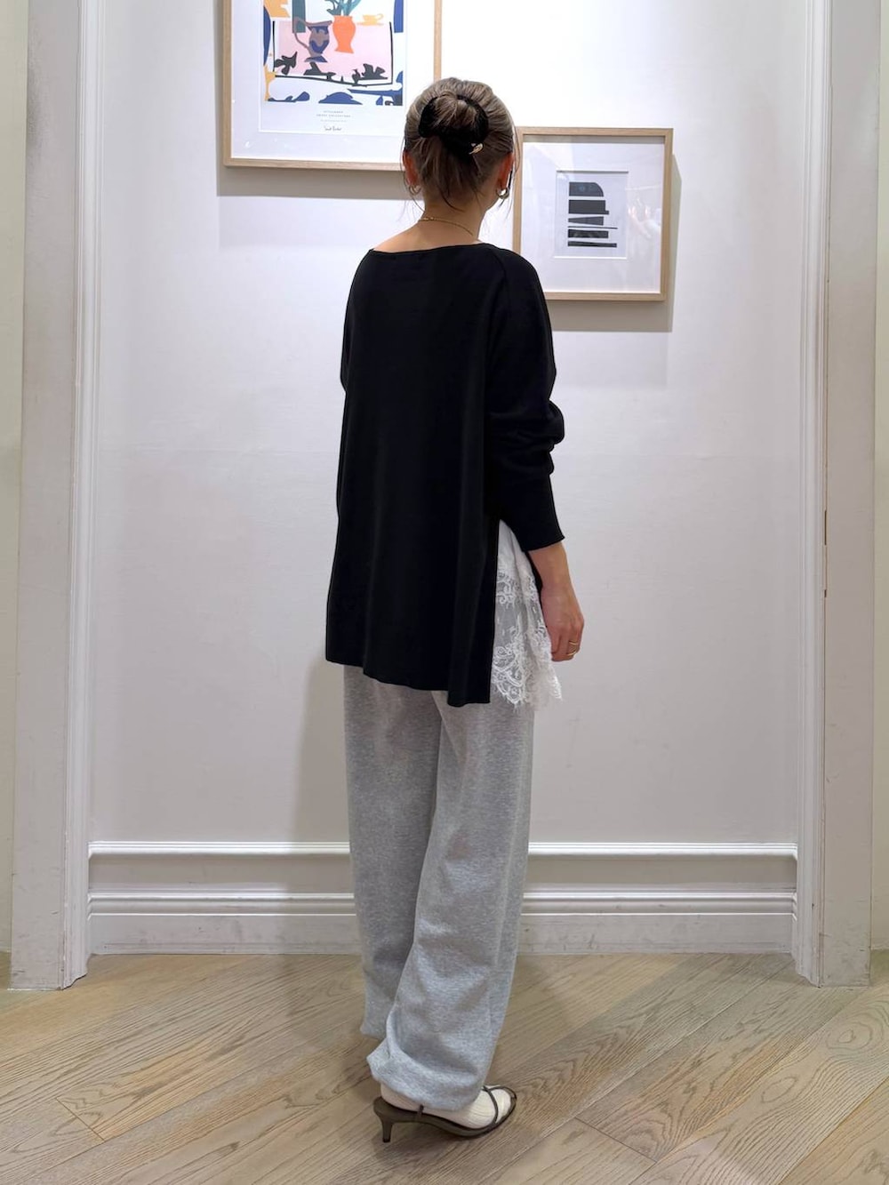 ベージュ系のサンダル、グレー系のスウェットパンツ、ブラック系のニット/セーターを着用したレディースの冬コーディネートの3枚目の写真