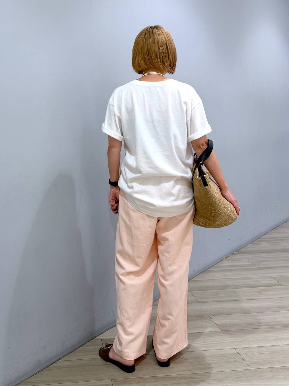 ホワイト系のTシャツ/カットソー、ピンク系のその他パンツ、ベージュ系のかごバッグを着用したレディースの秋コーディネートの4枚目の写真