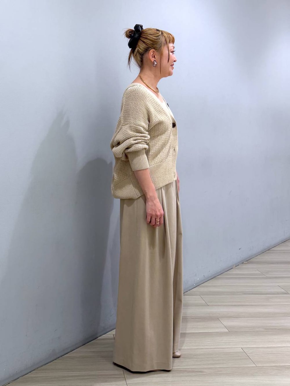 ホワイト系のタンクトップ、ベージュ系のその他パンツ、ベージュ系のカーディガン/ボレロを着用したレディースの春コーディネートの2枚目の写真