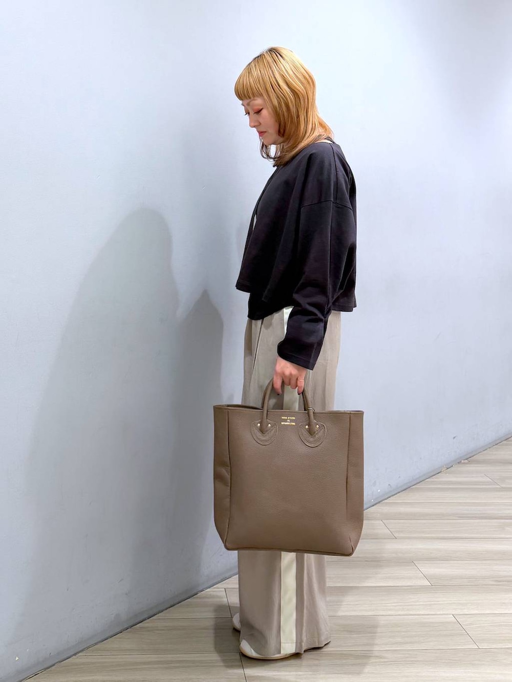 グレー系のアンサンブル、ベージュ系のその他パンツ、ホワイト系のスニーカーを着用したレディースの春コーディネートの2枚目の写真