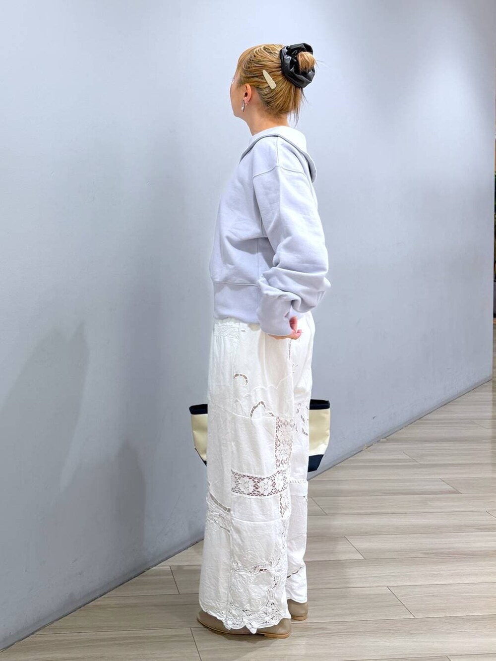 ブルー系のスウェット、ブルー系のトートバッグを着用したレディースの冬コーディネートの2枚目の写真