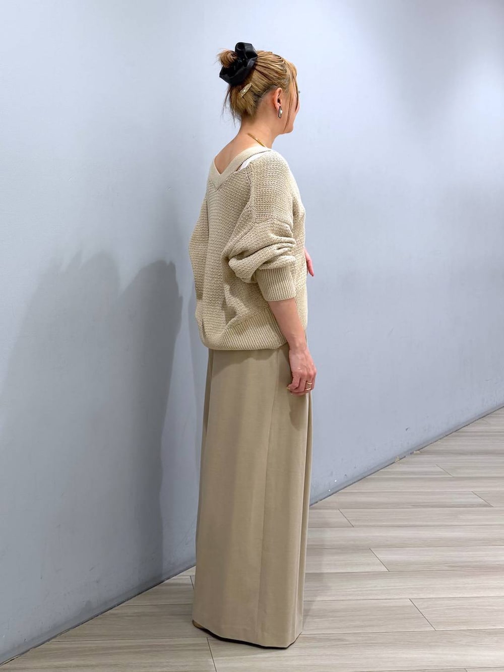 ホワイト系のタンクトップ、ベージュ系のその他パンツ、ベージュ系のカーディガン/ボレロを着用したレディースの春コーディネートの3枚目の写真