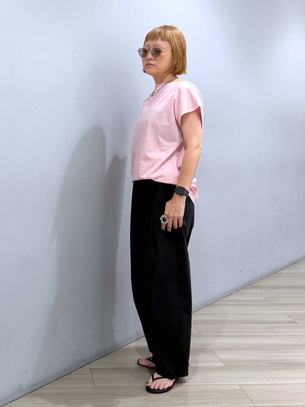 ピンク系のTシャツ/カットソー、ピンク系のハンドバッグ、ブラック系のその他パンツを着用したレディースの夏コーディネートの3枚目の写真