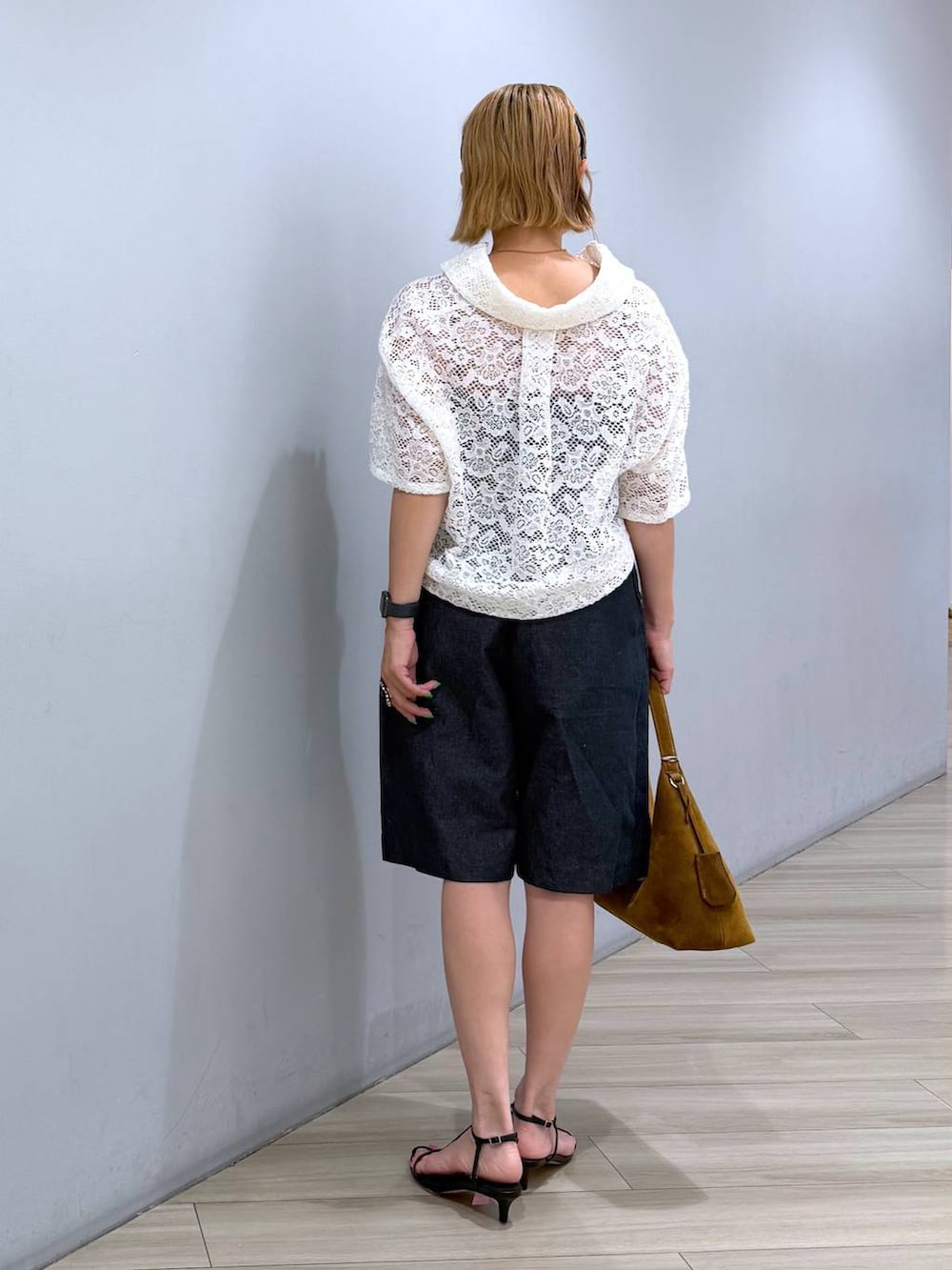 ブルー系のその他パンツ、ホワイト系のシャツ/ブラウス、ブラック系のサンダルを着用したレディースの秋コーディネートの3枚目の写真