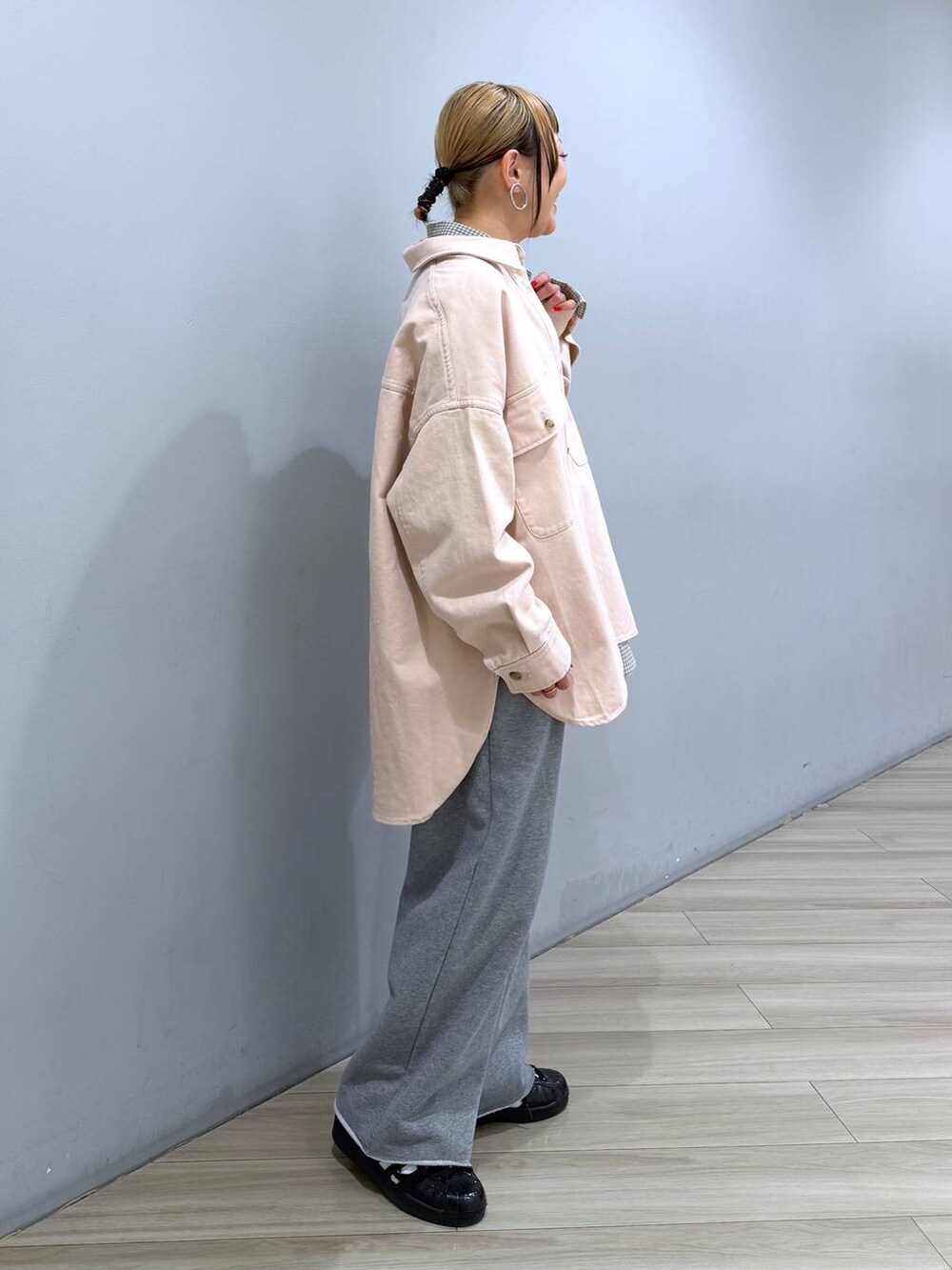 ブラック系のスニーカー、グレー系のその他パンツ、ベージュ系のシャツ/ブラウスを着用したレディースの冬コーディネートの2枚目の写真