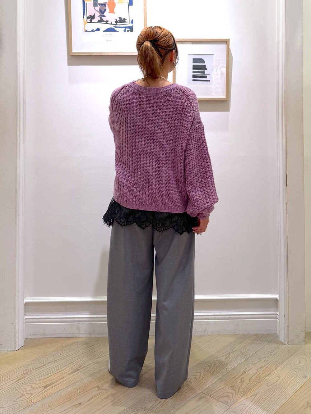 シルバー系のパンプス、グレー系のその他パンツ、ブラック系のキャミソールを着用したレディースの冬コーディネートの3枚目の写真