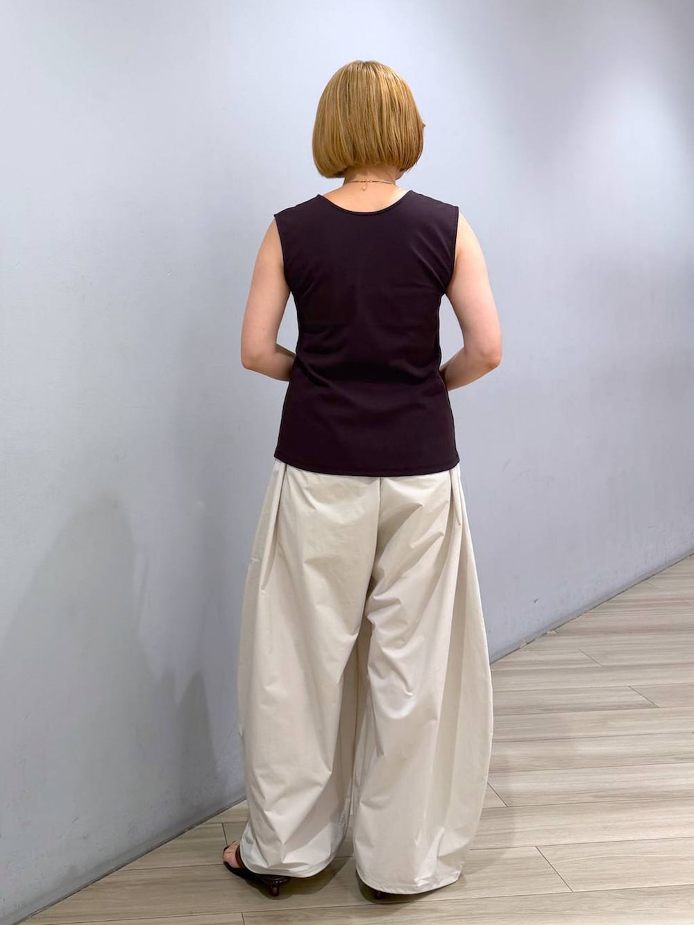 ベージュ系のかごバッグ、ホワイト系のその他パンツ、ブラウン系のニット/セーターを着用したレディースの夏コーディネートの3枚目の写真