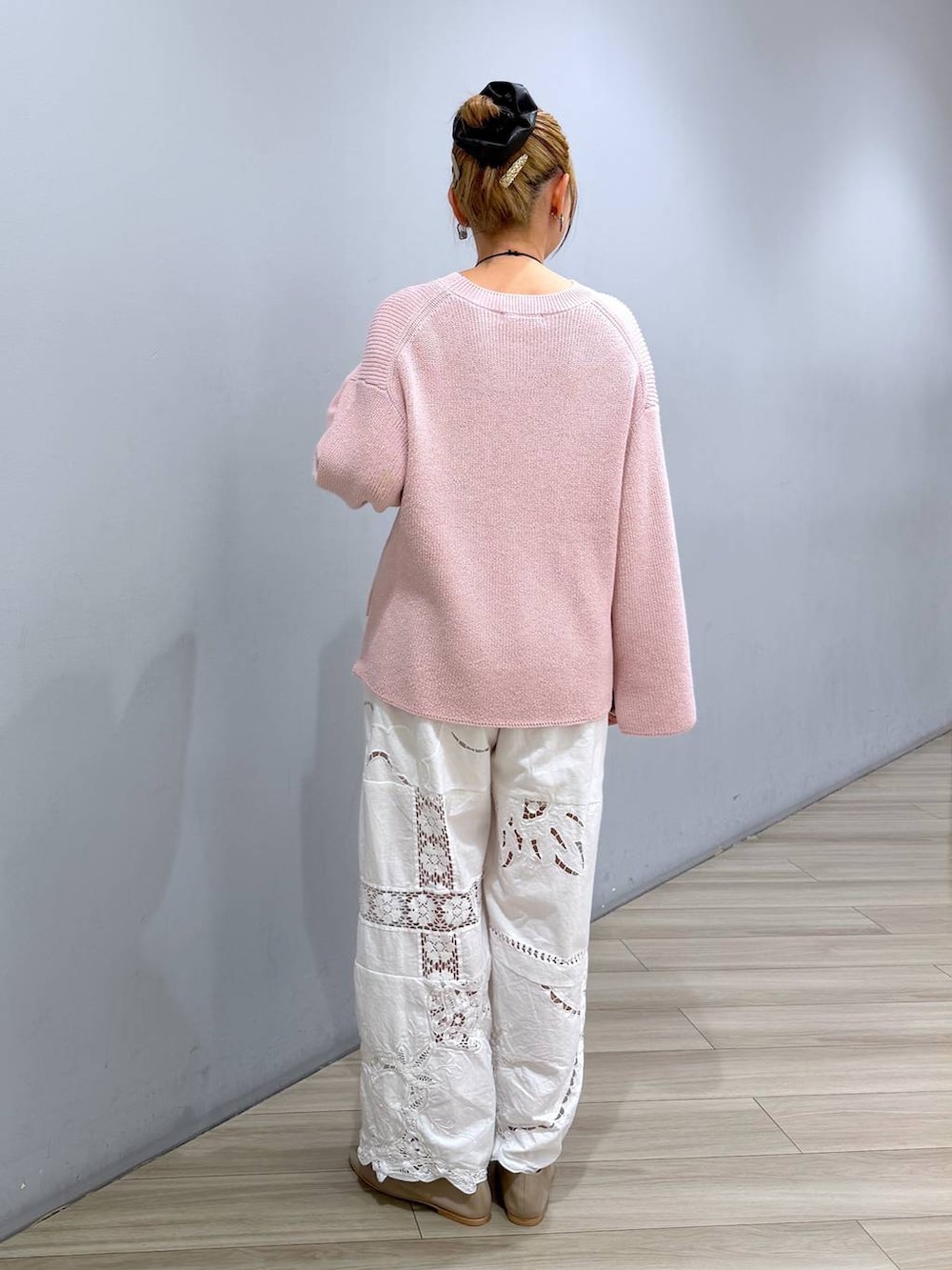 ピンク系のニット/セーターを着用したレディースの冬コーディネートの4枚目の写真