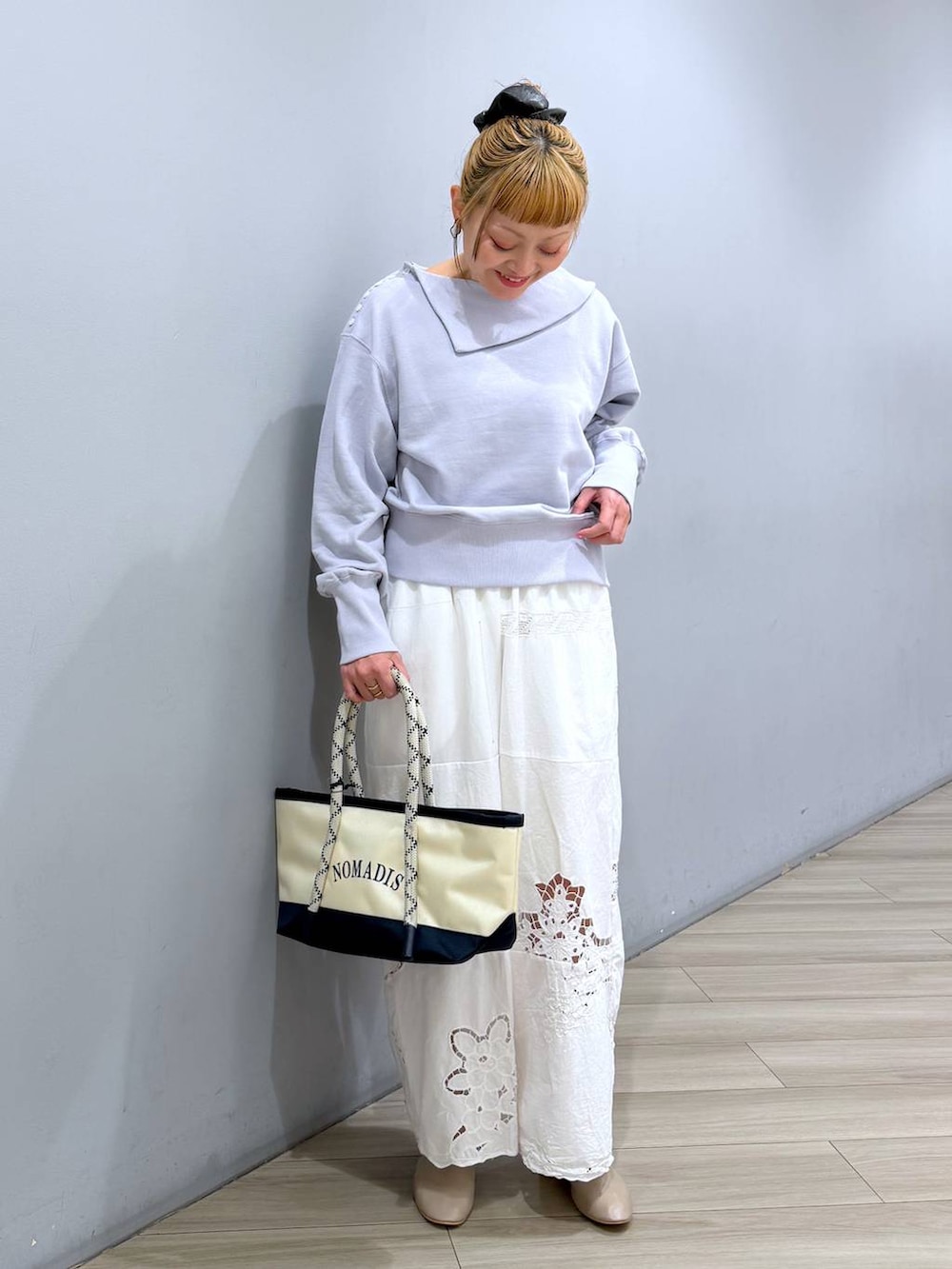 ブルー系のスウェット、ブルー系のトートバッグを着用したレディースの冬コーディネートの5枚目の写真