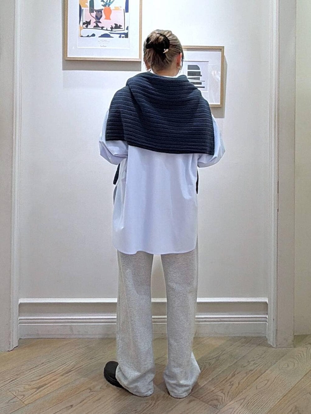 グレー系のスウェットパンツ、ブラック系のブーツ、ブルー系のシャツ/ブラウスを着用したレディースの冬コーディネートの3枚目の写真