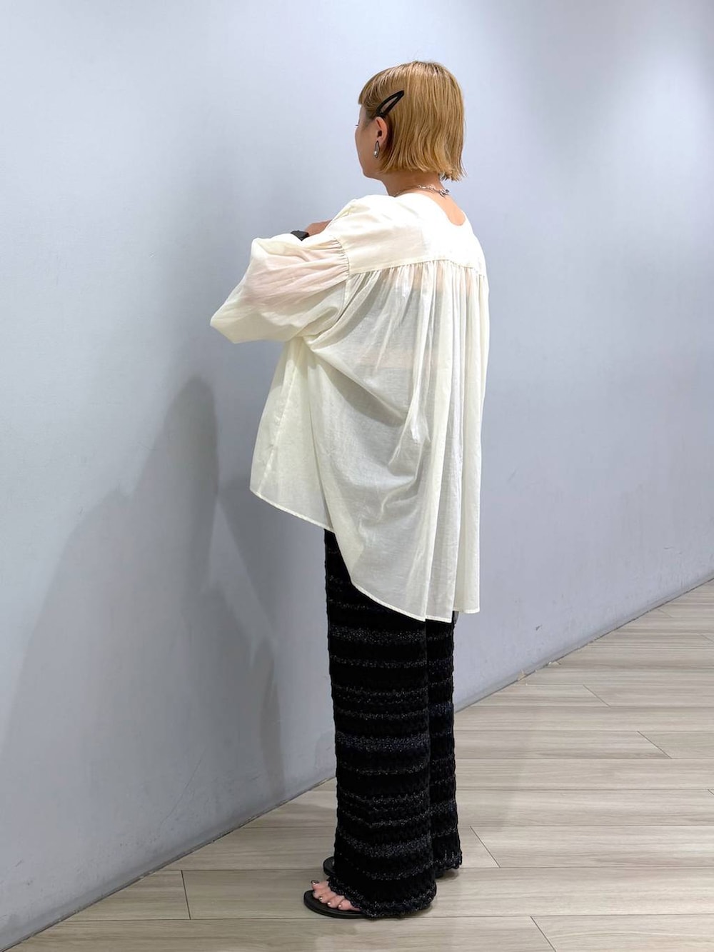 ベージュ系のシャツ/ブラウス、ブラック系のタンクトップ、ブラック系のスリッポンを着用したレディースの秋コーディネートの2枚目の写真