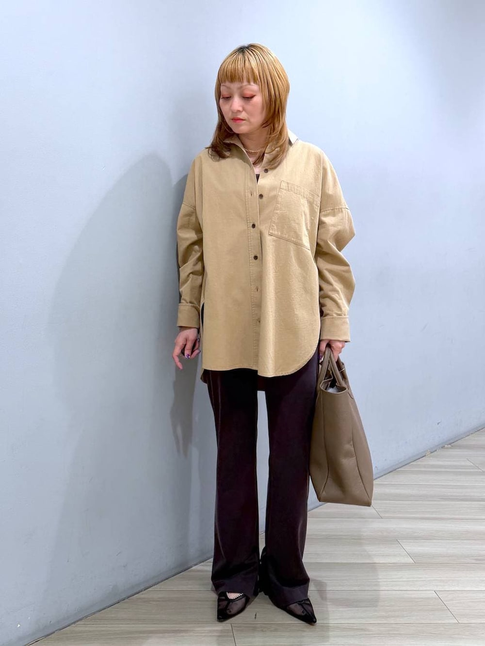 ベージュ系のシャツ/ブラウス、グレー系のその他パンツ、ブラウン系のショルダーバッグを着用したレディースの春コーディネートの5枚目の写真