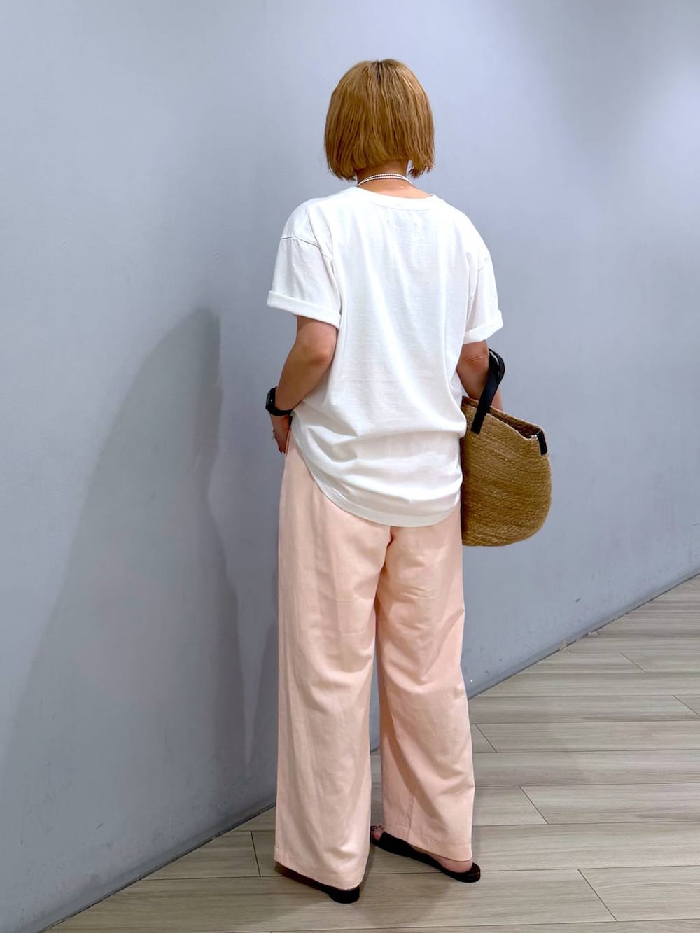 ホワイト系のTシャツ/カットソー、ピンク系のその他パンツ、ベージュ系のかごバッグを着用したレディースの秋コーディネートの3枚目の写真