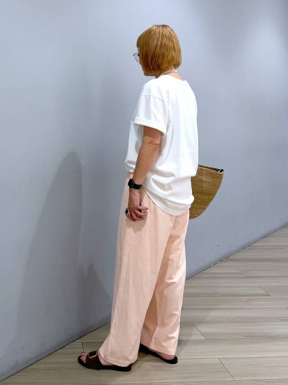 ホワイト系のTシャツ/カットソー、ピンク系のその他パンツ、ベージュ系のかごバッグを着用したレディースの秋コーディネートの2枚目の写真