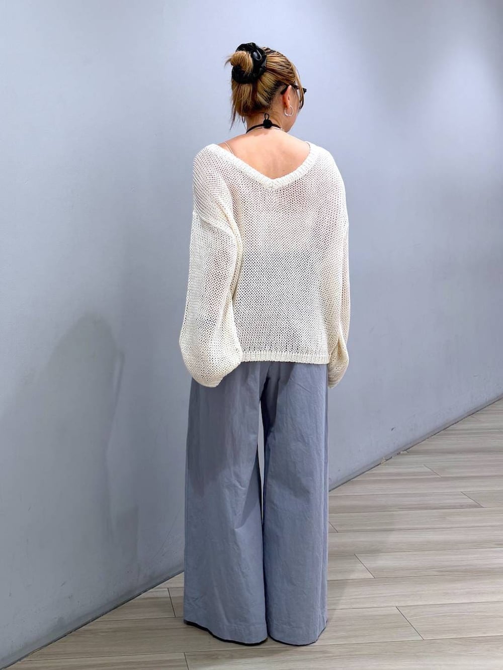 ベージュ系のパンプス、ホワイト系のニット/セーター、ブルー系のその他パンツを着用したレディースの春コーディネートの4枚目の写真