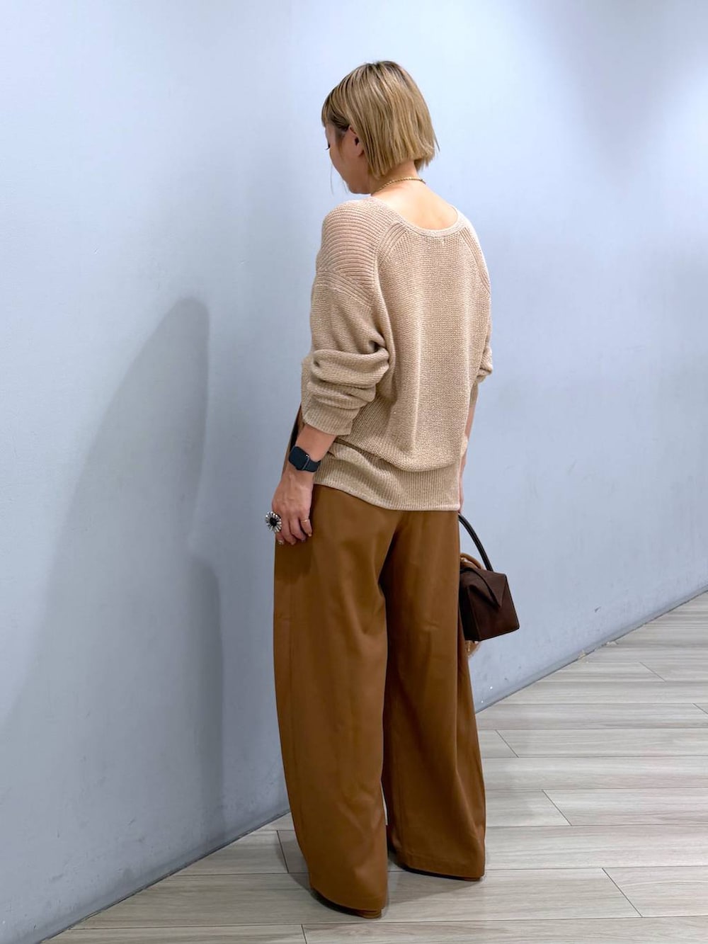 ブラウン系のその他パンツ、ベージュ系のニット/セーター、ブラウン系のパンプスを着用したレディースの秋コーディネートの3枚目の写真