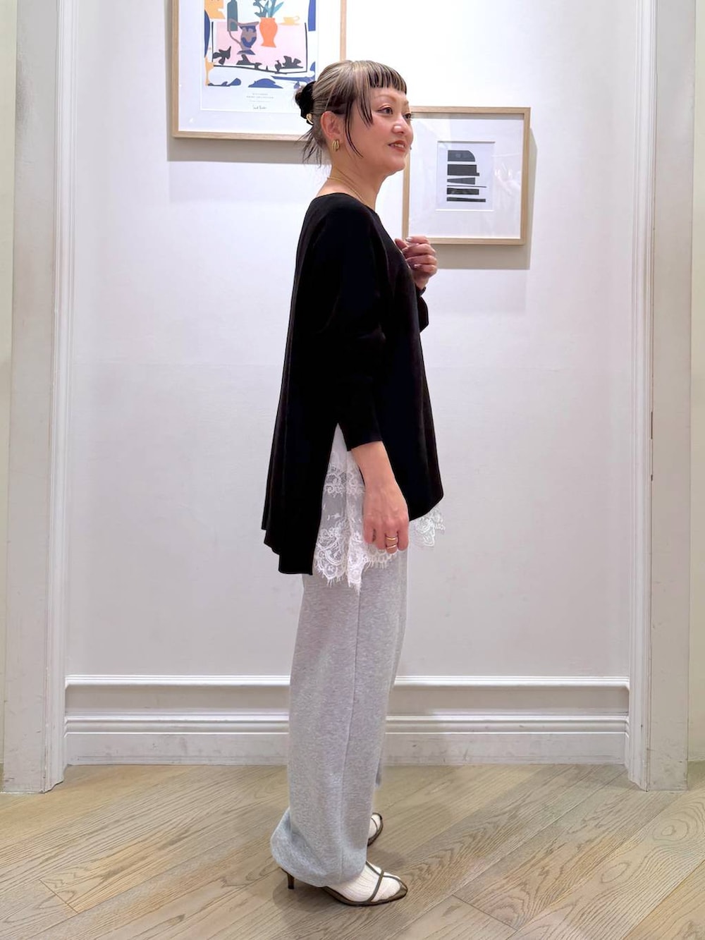 ベージュ系のサンダル、グレー系のスウェットパンツ、ブラック系のニット/セーターを着用したレディースの冬コーディネートの2枚目の写真