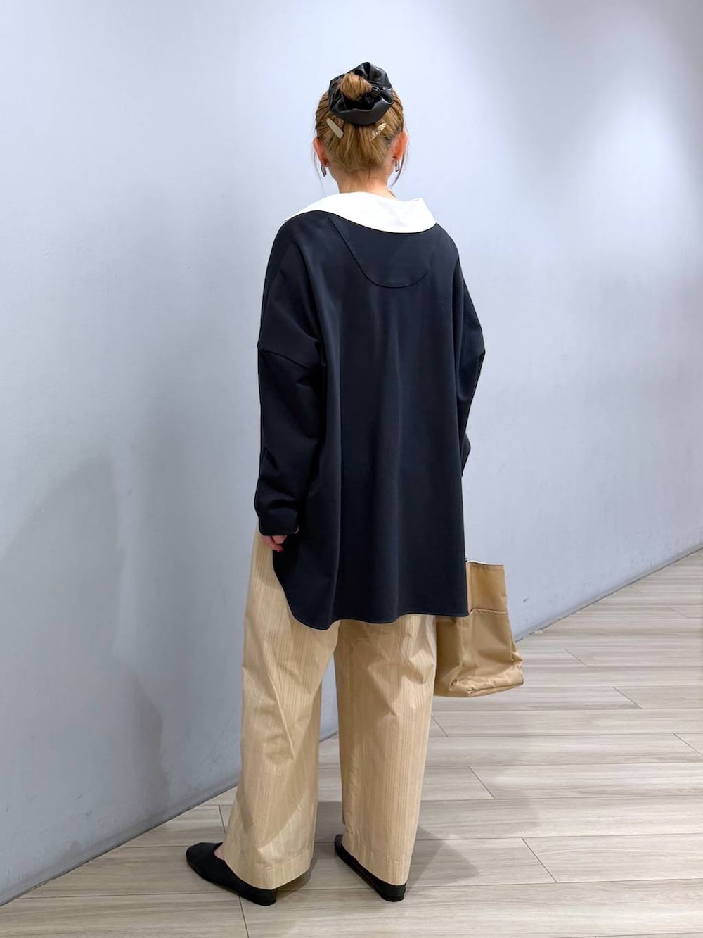 ベージュ系のトートバッグ、ブラック系のパンプス、ベージュ系のその他パンツを着用したレディースの春コーディネートの5枚目の写真