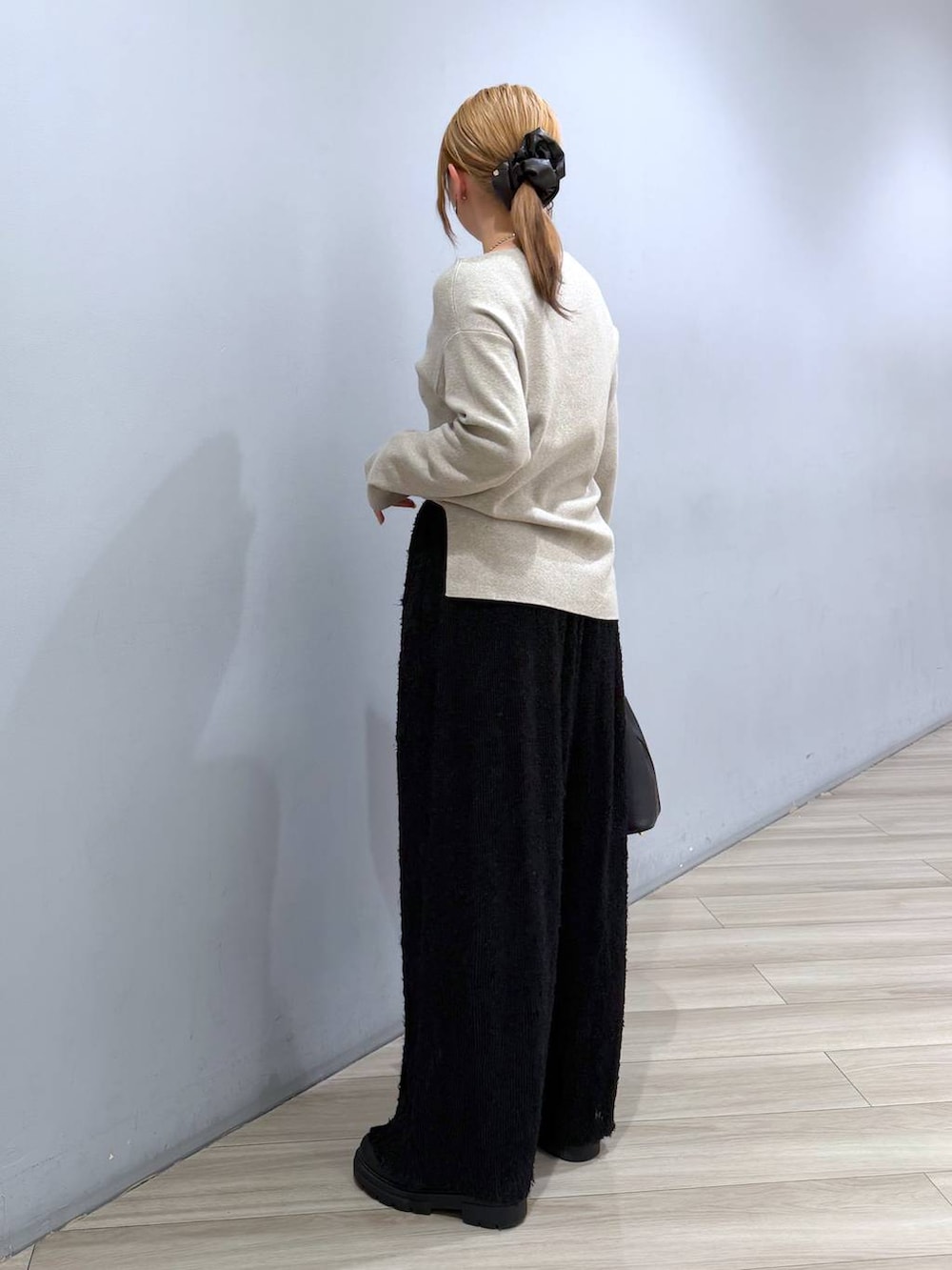 ブラック系のブーツ、ブラック系のその他パンツ、ブラック系のショルダーバッグを着用したレディースの冬コーディネートの3枚目の写真