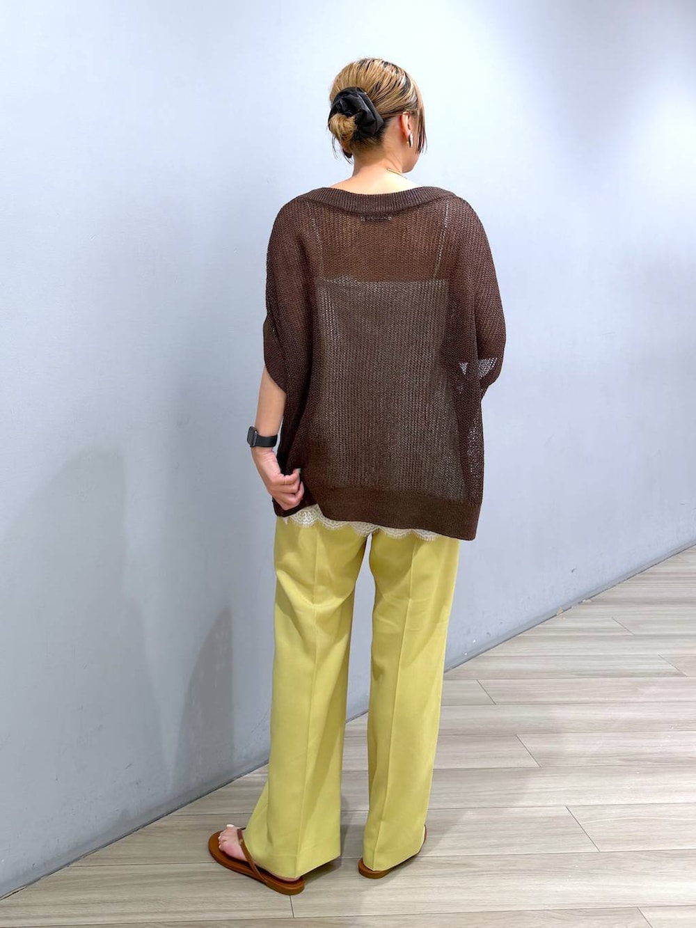 ブラウン系のTシャツ/カットソー、ホワイト系のキャミソール、イエロー系のスラックスを着用したレディースの春コーディネートの3枚目の写真