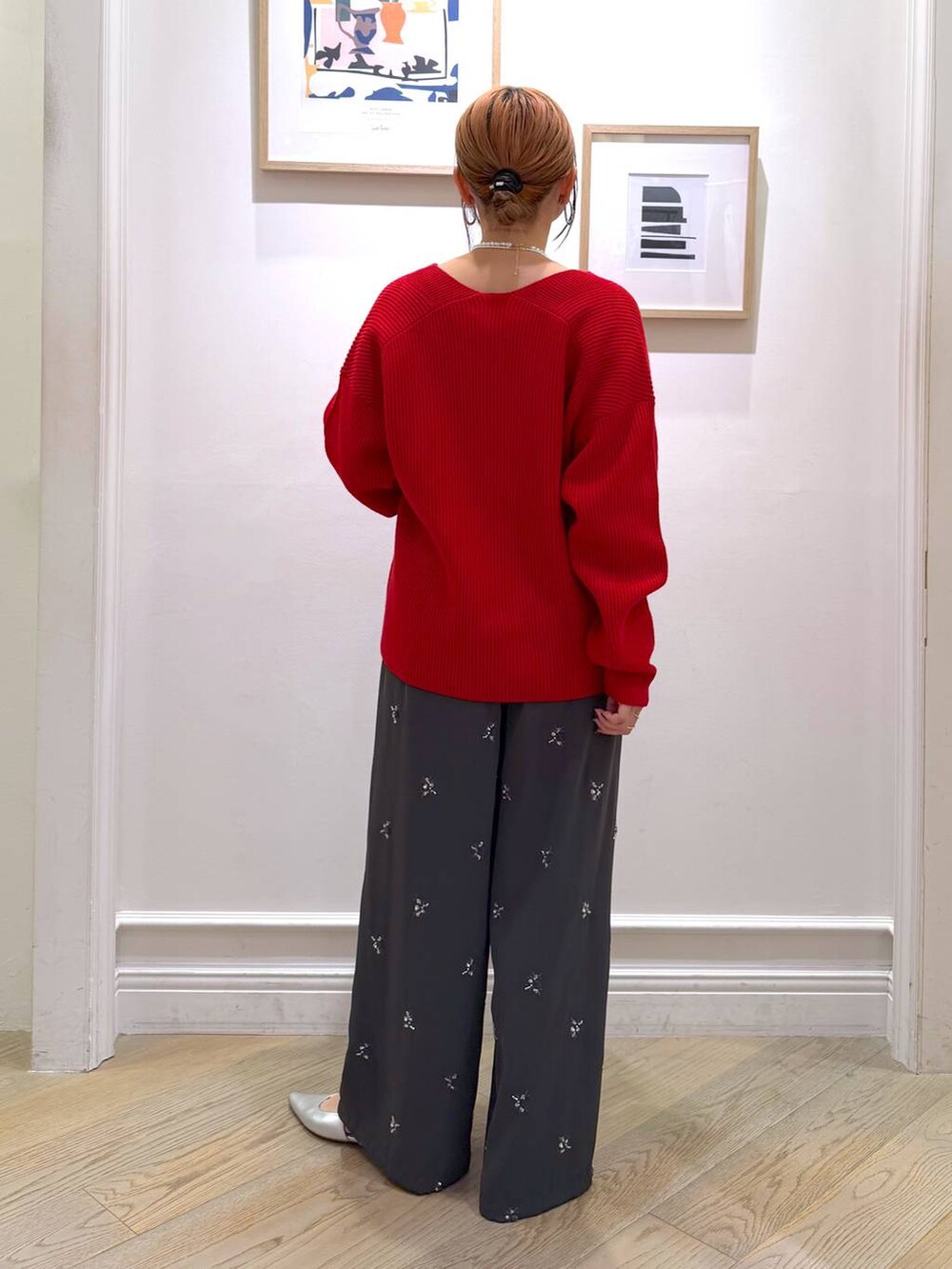 ブラウン系のハンドバッグ、レッド系のニット/セーター、グレー系のその他パンツを着用したレディースの秋コーディネートの3枚目の写真