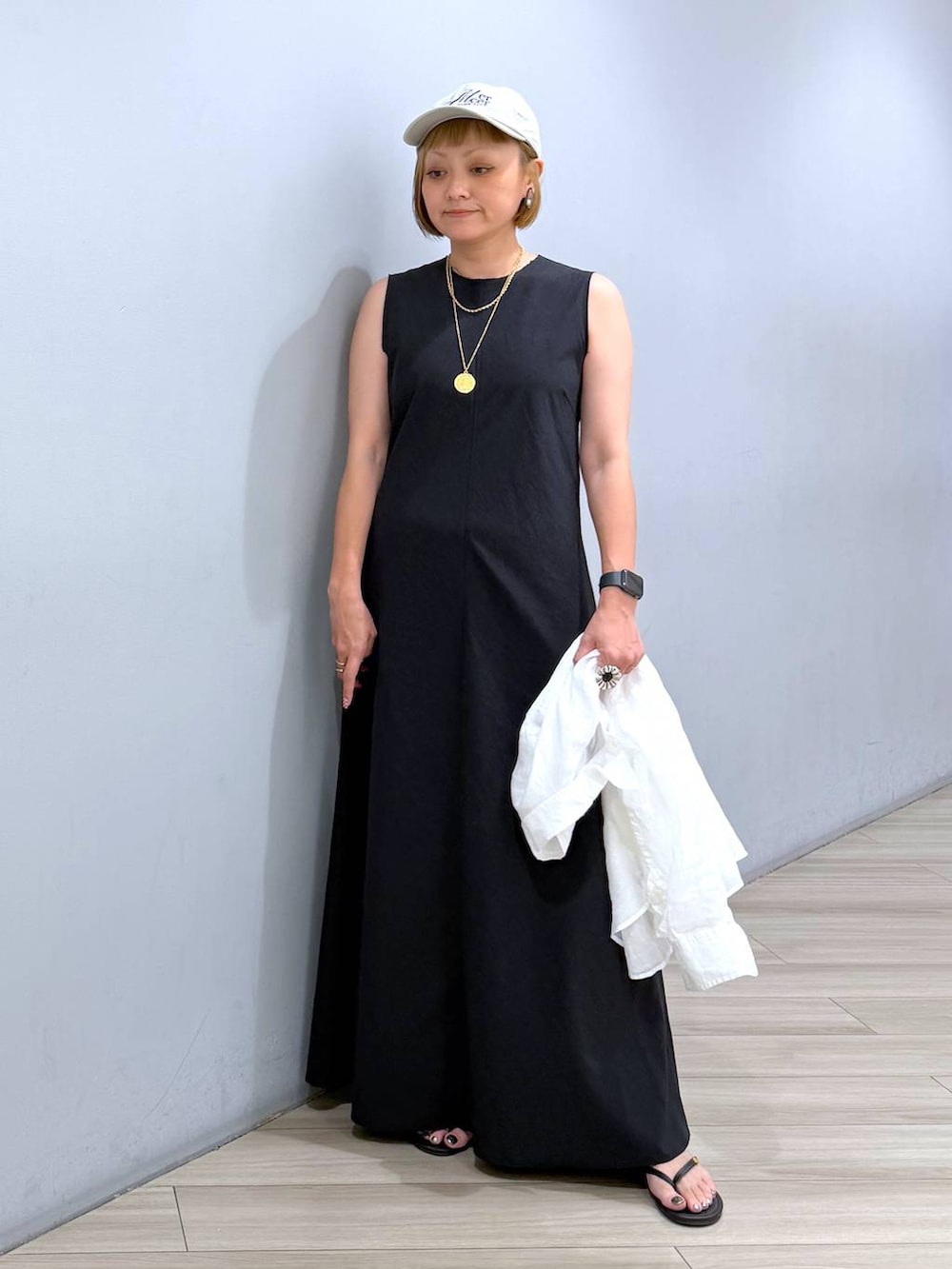 ホワイト系のシャツ/ブラウス、ブラック系のスリッポン、ブラック系のワンピースを着用したレディースの夏コーディネートの6枚目の写真
