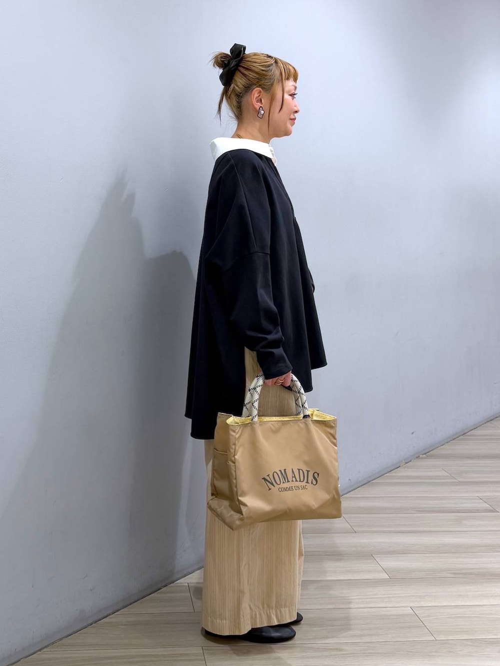 ベージュ系のトートバッグ、ブラック系のパンプス、ベージュ系のその他パンツを着用したレディースの春コーディネートの2枚目の写真