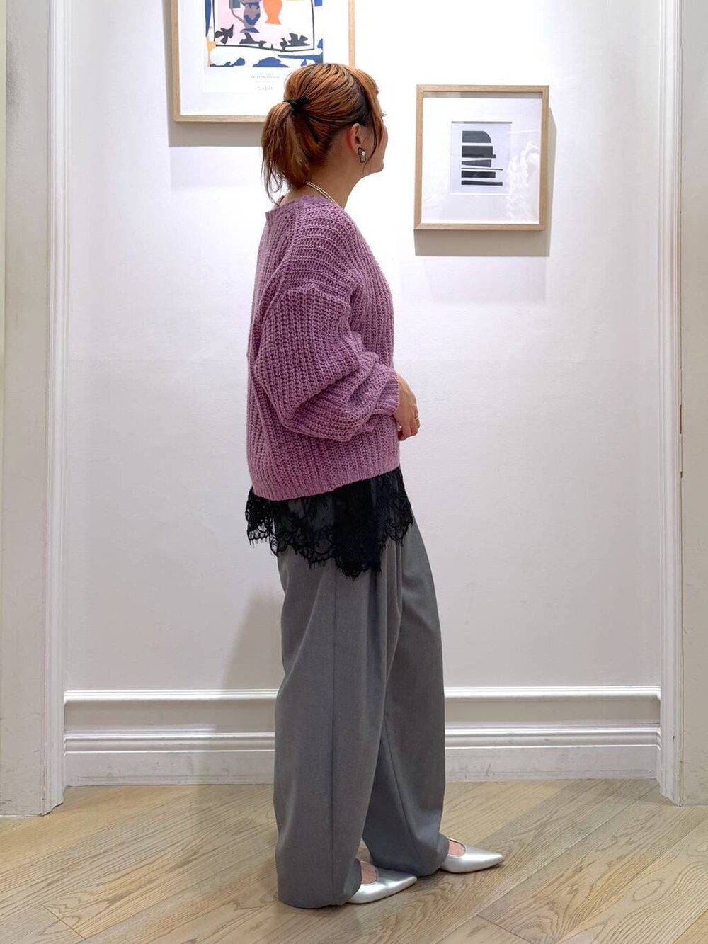 シルバー系のパンプス、グレー系のその他パンツ、ブラック系のキャミソールを着用したレディースの冬コーディネートの2枚目の写真