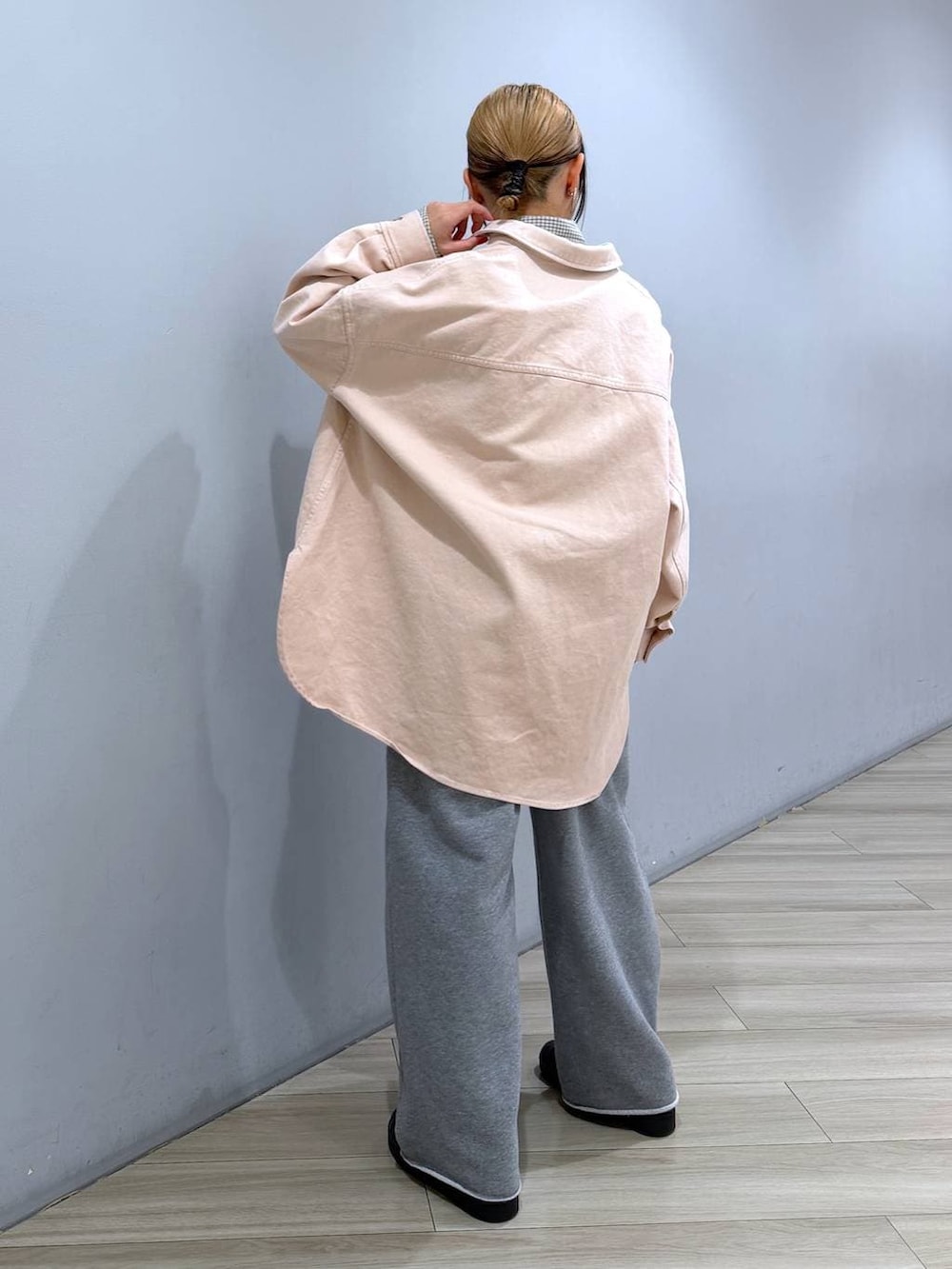 ブラック系のスニーカー、グレー系のその他パンツ、ベージュ系のシャツ/ブラウスを着用したレディースの冬コーディネートの3枚目の写真