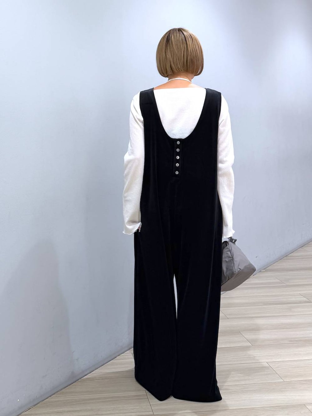 ブラック系のつなぎ/オールインワン、グレー系のシャツ/ブラウス、ホワイト系のTシャツ/カットソーを着用したレディースの秋コーディネートの8枚目の写真